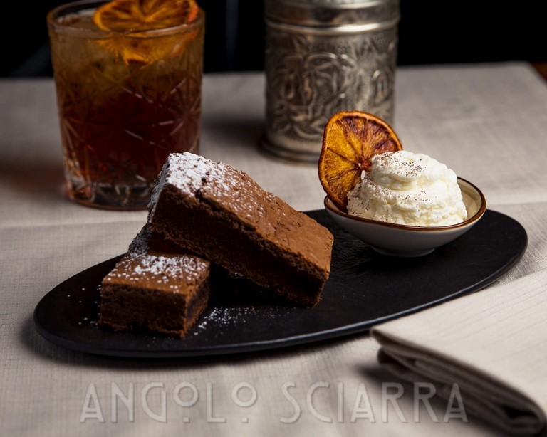 Brownies al cioccolato con crema al mascarpone e panna Angolo Sciarra